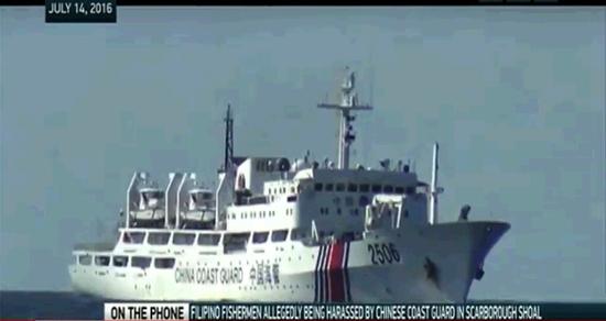 菲律宾船非法闯黄岩岛被中国海警拦截(图)(图2) 菲律宾渔船闯黄岩岛被中国海警拦