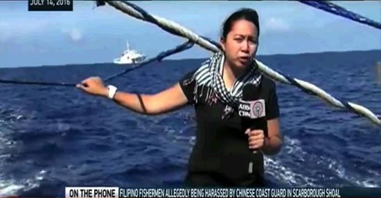 菲律宾船非法闯黄岩岛被中国海警拦截(图)(图1) 菲律宾渔船闯黄岩岛被中国海警拦