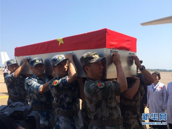 接运南苏丹维和烈士灵柩飞机启程回国（高清组图）(图1)