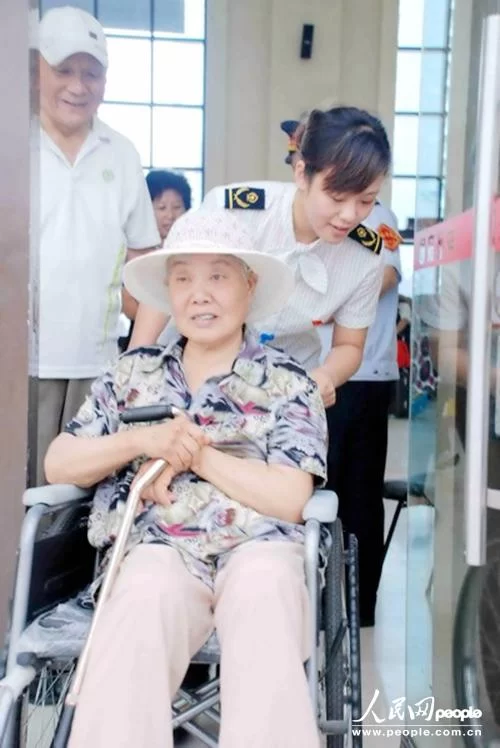 刘晓芸“阳光服务工作室”扮靓暑运(图1) 刘晓芸照顾重点旅客。