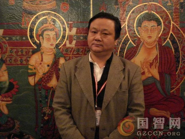 张春德:十年“悟道”得“禅意”(图1) 张春德先生在佛像前留影