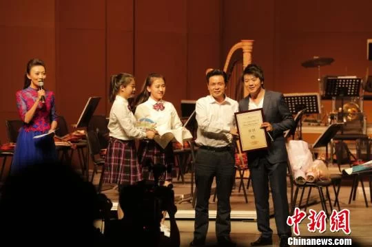 音乐会上，兰州市常务副市长俞敬东现场颁发聘书，正式聘请国际钢琴大师、联合国和平大使郎朗为&ldquo;兰州蓝&rdquo;国际城市形象推广大使。　史静静 摄
