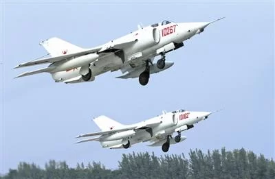 宝刀不老！北部战区空军强5机群跨昼夜飞训(图)(图1)