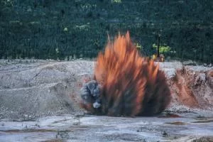 昆明警方集中销毁580公斤炸药14338枚雷管(图1) 昆明警方集中销毁580公斤炸药14338枚雷管(图1)