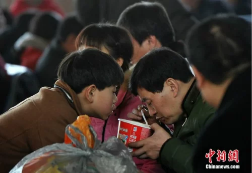 方便面32小时内都无法消化?这回它可被“黑”惨了(图1) 方便面32小时内都无法消化?这回它可被“黑”惨了(图1)