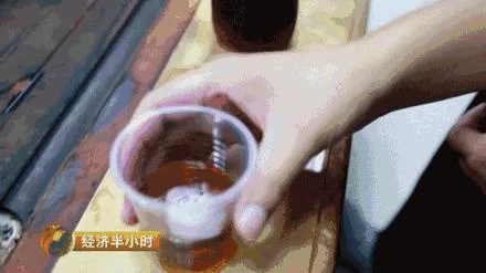央视揭止咳水黑幕:长期饮用等同吸毒 暴利窝点藏于QQ群(图1) 央视揭止咳水黑幕:长期饮用等同吸毒 暴利窝点藏于QQ群(图1)