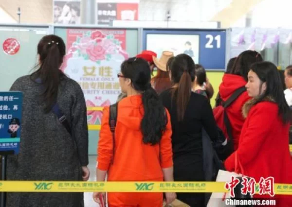 保护还是限制?多地机场设女性安检专用通道引关注(图3) 保护还是限制?多地机场设女性安检专用通道引关注(图3)