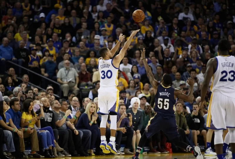 13记三分!逆天库里打破NBA单场三分命中纪录 13记三分!逆天库里打破NBA单场三分命中纪录(图1)