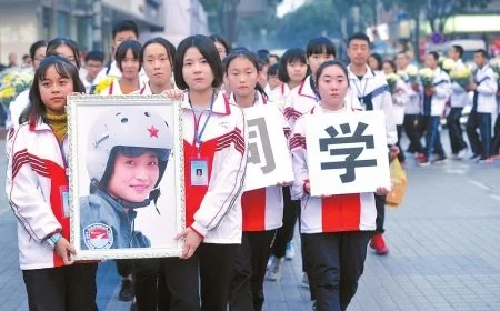 牺牲女飞行员余旭母校数百名学生为其送行(图1) 牺牲女飞行员余旭母校数百名学生为其送行(图1)