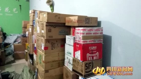 成都快递点老板:快递今年坐动车来 暂未“爆仓”(图2) 成都快递点老板:快递今年坐动车来 暂未“爆仓”(图2)