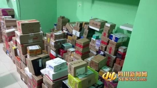 成都快递点老板:快递今年坐动车来 暂未“爆仓”(图1) 成都快递点老板:快递今年坐动车来 暂未“爆仓”(图1)
