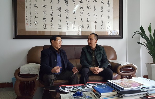 国智网:集聚众智 以文化自信继续引领全面发展(图2) 国务院特殊津贴专家、著名剧作家、西部省情研究院院长王代隆与负责人龙顺探讨文化自信和文化传承等问题