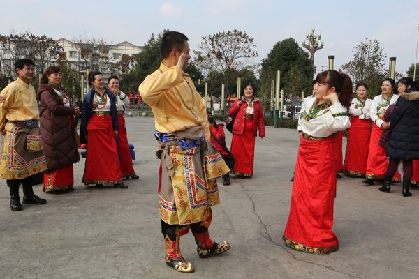 “舞动都江 我爱我家”2016都江堰广场舞大赛精彩纷呈(图7) 体育馆外,来自少数民族地区的友情表演队伍热情高涨