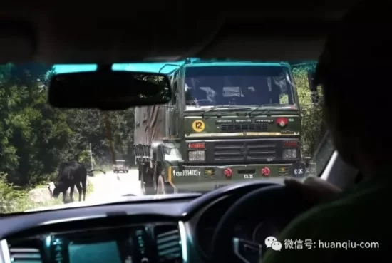 记者抵近不丹一侧军事重镇 目击印军车队集结(图7)