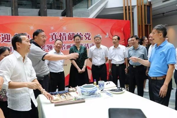 东莞市老领导举行书画雅集“喜迎十九大 真情献给党”(图4) “喜迎十九大、真情献给党”东莞市厅级以上老领导书画雅集活动现场