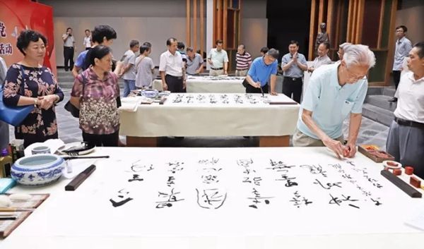 东莞市老领导举行书画雅集“喜迎十九大 真情献给党”(图3) “喜迎十九大、真情献给党”——东莞市厅级以上老领导书画雅集活动在岭南美术馆举行。