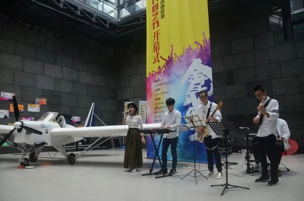 190个活动“玩嗨”首届东莞全民尚艺节(图2) 开幕式上,乐队为市民观众倾情演唱,展示了全民尚艺节“主旋”“创意”“时尚”“好玩”“共享”的精神