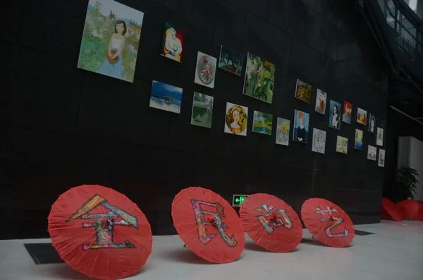 190个活动“玩嗨”首届东莞全民尚艺节(图4) 写有“全民尚艺”主题的创意纸伞