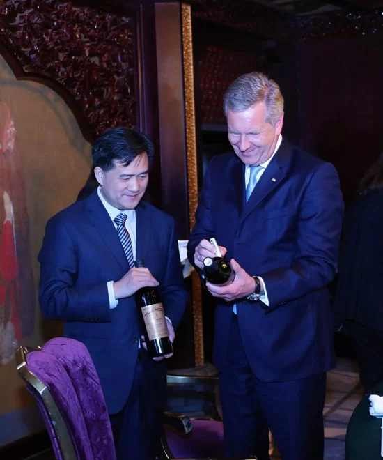 德国前总统武尔夫是如何喝上神沟九寨红的?(图1) 全球中小企业联盟主席、德国前总统武尔夫欣然为“神沟九寨红”签名