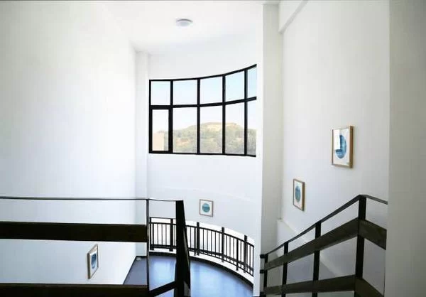 高品位办公并非买买买 租租艺术打造“流动风景线”(图3) 租租艺术(zuzuart)作品为明亮开阔的空间增添趣味