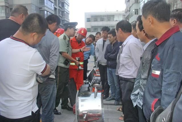 陕西府谷:消防宣传培训走进小区,实战演练紧盯高层(图2) 消防灭火救援器材讲解