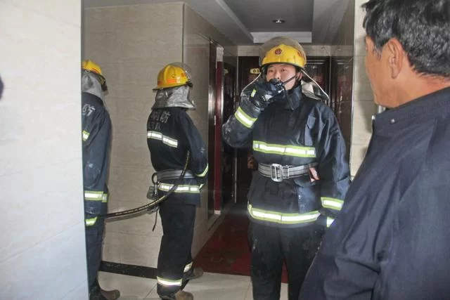 陕西府谷:消防宣传培训走进小区,实战演练紧盯高层(图3) 十字街卫星消防站灭火演练
