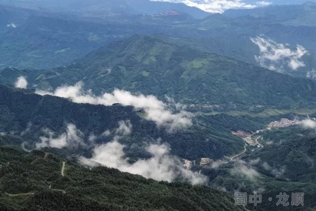 龙顺:蜀山有“仙”,我在亚洲最大桌山瓦屋等你(图2) 龙顺:蜀山有“仙”,我在亚洲最大桌山瓦屋等你(图2)