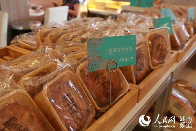 不少蛋糕店内的自制月饼并未标明月饼馅料的具体比例